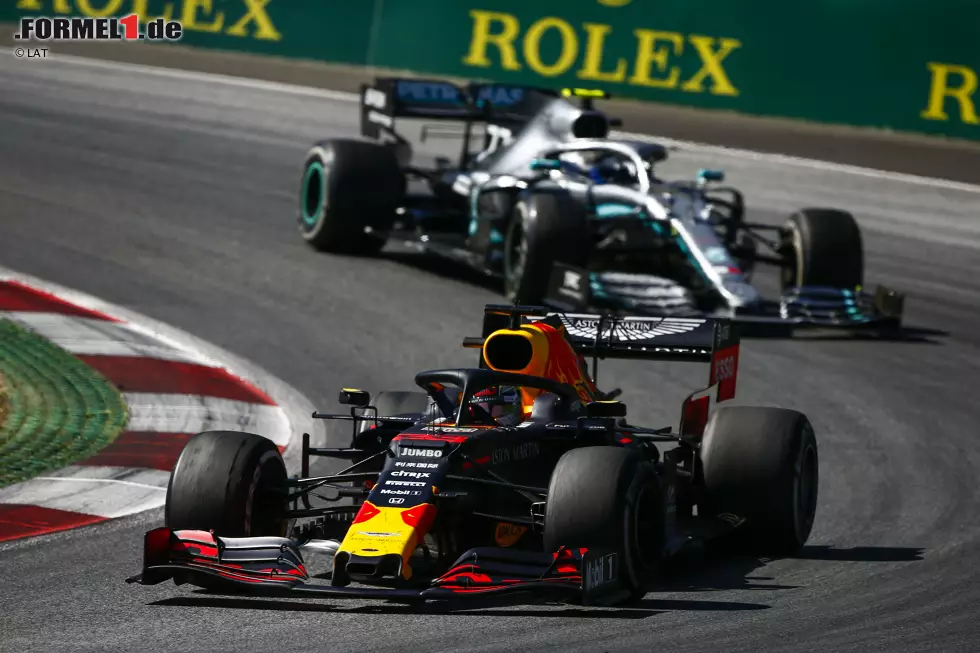 Foto zur News: Max Verstappen (Red Bull) und Valtteri Bottas (Mercedes)