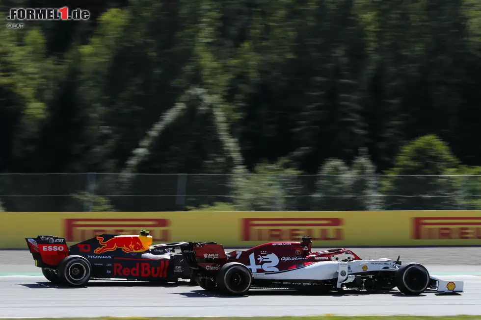 Foto zur News: Kimi Räikkönen (Alfa Romeo) und Pierre Gasly (Red Bull)