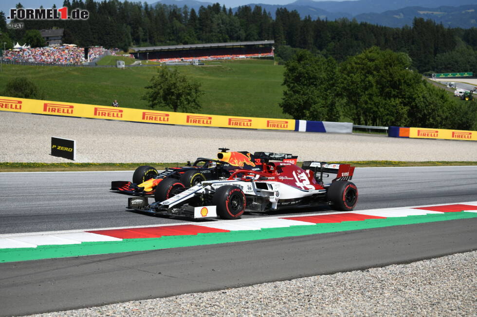 Foto zur News: Kimi Räikkönen (Alfa Romeo) und Max Verstappen (Red Bull)