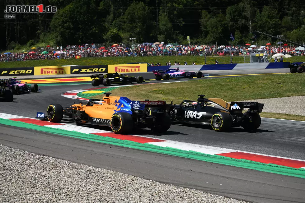 Foto zur News: Carlos Sainz (McLaren) und Romain Grosjean (Haas)