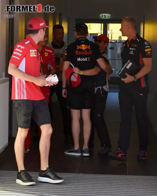 Foto zur News: Charles Leclerc (Ferrari) und Max Verstappen (Red Bull)