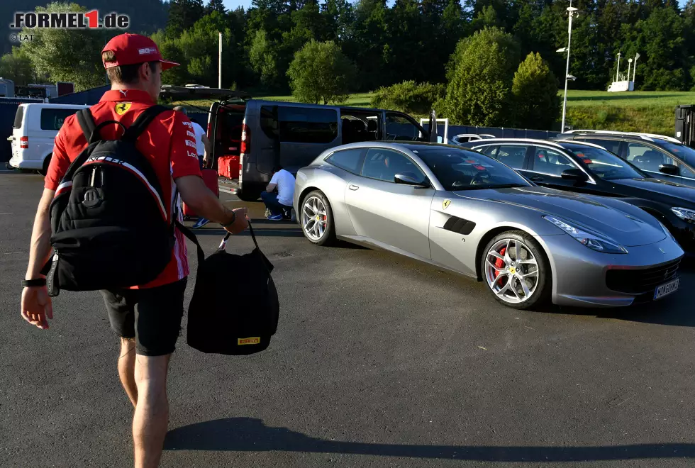 Foto zur News: Charles Leclerc (Ferrari) und Max Verstappen (Red Bull)