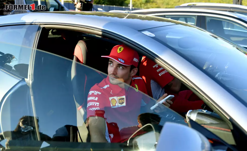 Foto zur News: Charles Leclerc (Ferrari) und Max Verstappen (Red Bull)