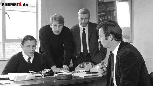 Foto zur News: Bruce McLaren (hier im Bild ganz links, mit seinen Vorständen Tyler Alexander, Teddy Mayer und Phil Kerr) gründete das McLaren-Team 1960. 1970 verunglückte er bei Testfahrten in Goodwood.