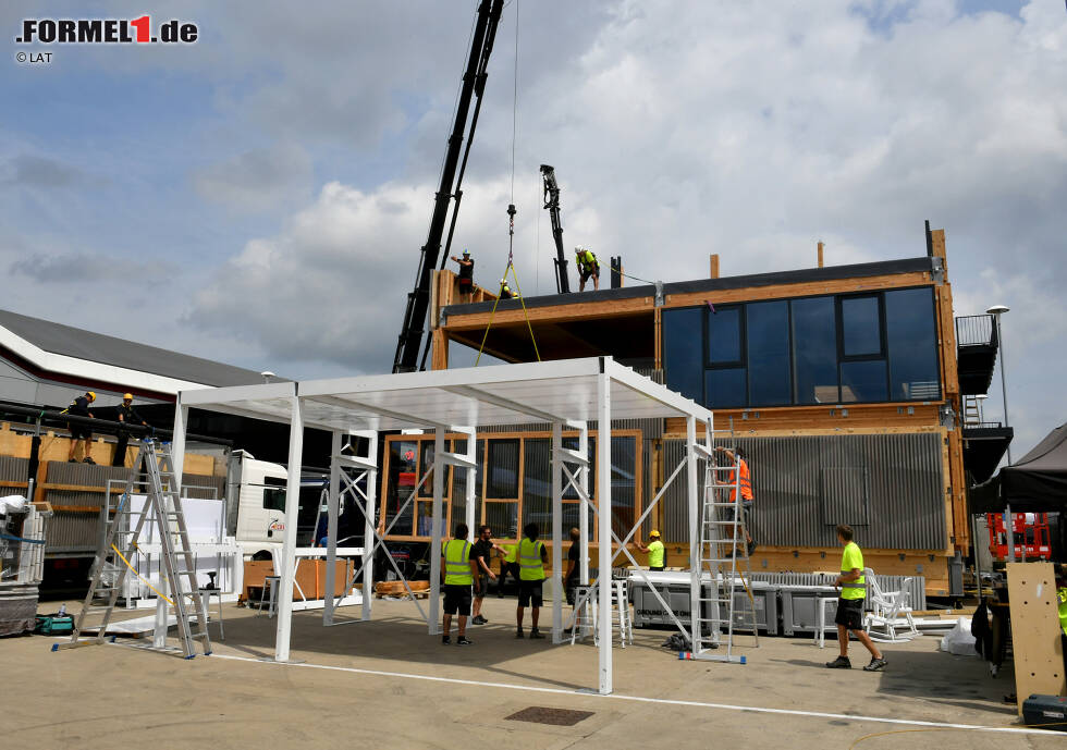 Foto zur News: Aufbau des Holzhauses von Red Bull