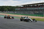 Foto zur News: Lewis Hamilton (Mercedes) und Pierre Gasly (Red Bull)