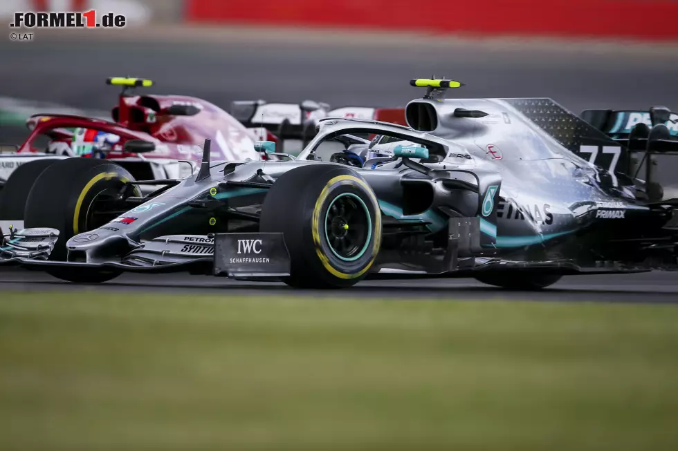 Foto zur News: Valtteri Bottas (Mercedes) und Antonio Giovinazzi (Alfa Romeo)