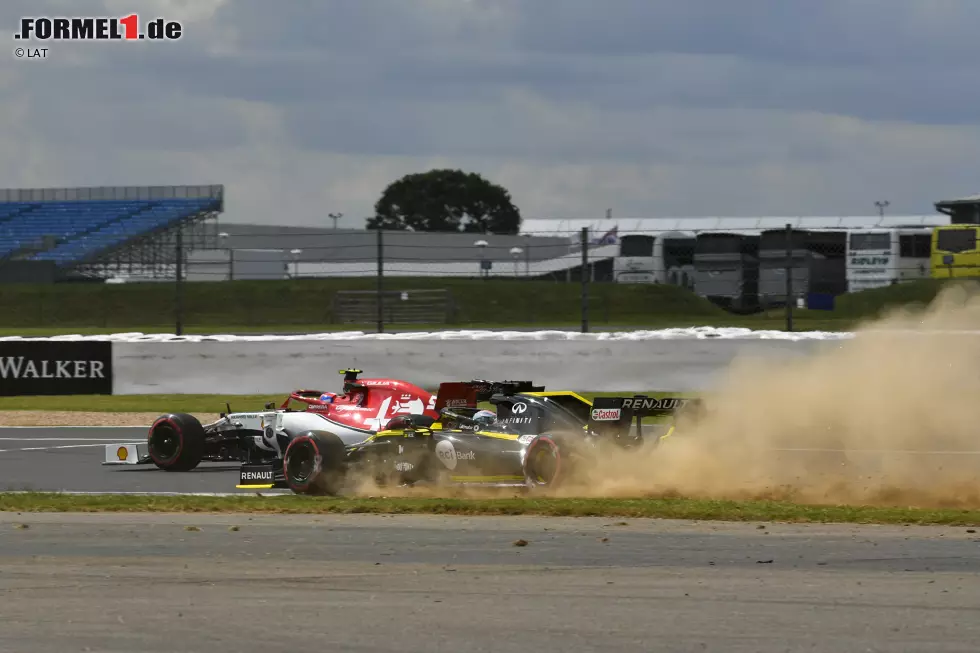 Foto zur News: Antonio Giovinazzi (Alfa Romeo) und Daniel Ricciardo (Renault)