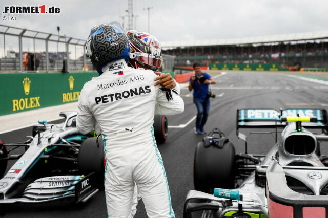 Foto zur News: Lewis Hamilton gratuliert Valtteri Bottas zur knappen Pole-Position. Die 0,006 Sekunden gehen aber noch enger, wie unsere Top 10 der knappsten Qualifyings der vergangenen 20 Jahre zeigt. Klick dich durch!
