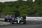 Foto zur News: Valtteri Bottas (Mercedes) und Alexander Albon (Toro Rosso)