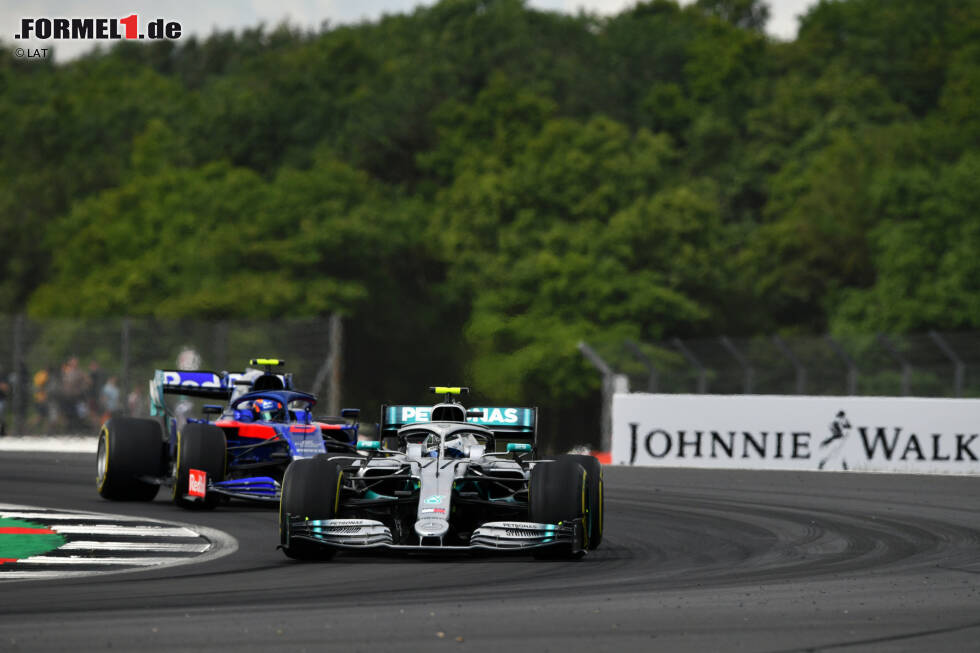 Foto zur News: Valtteri Bottas (Mercedes) und Alexander Albon (Toro Rosso)