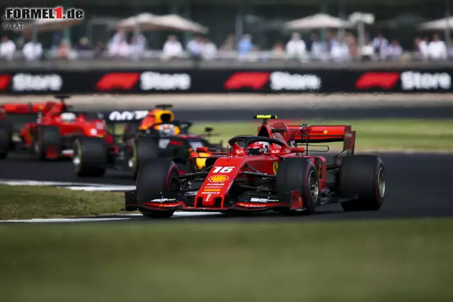 Foto zur News: Auch die Teamkollegen wurden in den Kampf mit einbezogen. Leclerc hätte zu Beginn beinahe Vettel an Verstappen vorbei gebracht, doch den Angriff parierte der Niederländer mit Bravour.