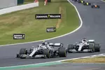 Foto zur News: Valtteri Bottas (Mercedes) und Lewis Hamilton (Mercedes)