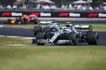 Foto zur News: Valtteri Bottas (Mercedes) und Lewis Hamilton (Mercedes)