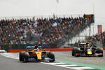 Foto zur News: Carlos Sainz (McLaren) und Pierre Gasly (Red Bull)