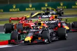 Foto zur News: Pierre Gasly (Red Bull), Max Verstappen (Red Bull) und Charles Leclerc (Ferrari)