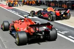 Foto zur News: Max Verstappen (Red Bull) und Charles Leclerc (Ferrari)