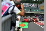 Foto zur News: Max Verstappen (Red Bull) und Charles Leclerc (Ferrari)