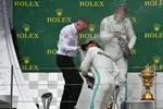 Foto zur News: Valtteri Bottas (Mercedes) und Lewis Hamilton (Mercedes)