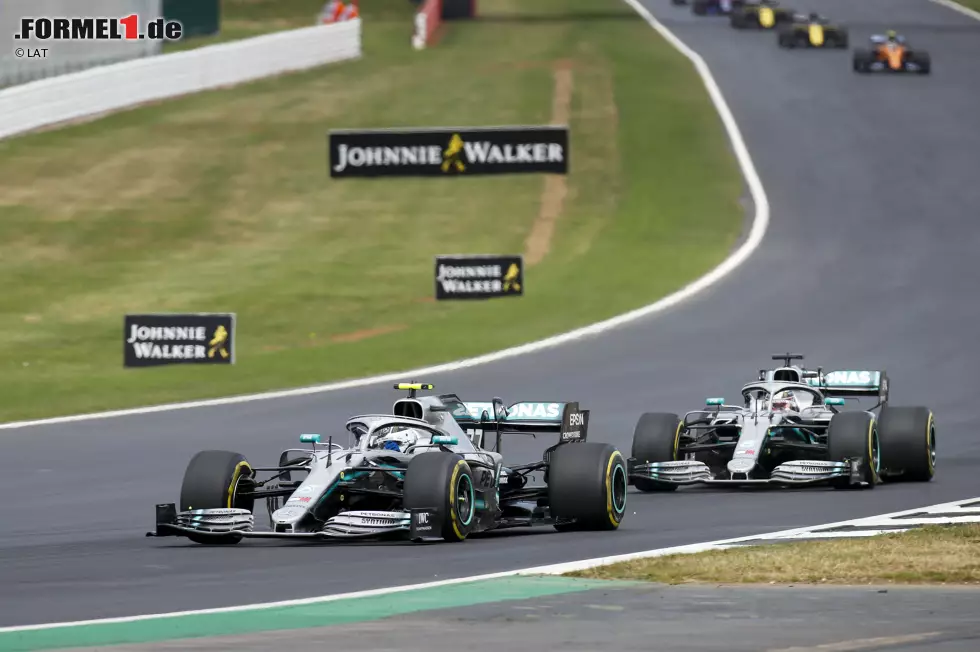 Foto zur News: Valtteri Bottas (Mercedes) und Lewis Hamilton (Mercedes)