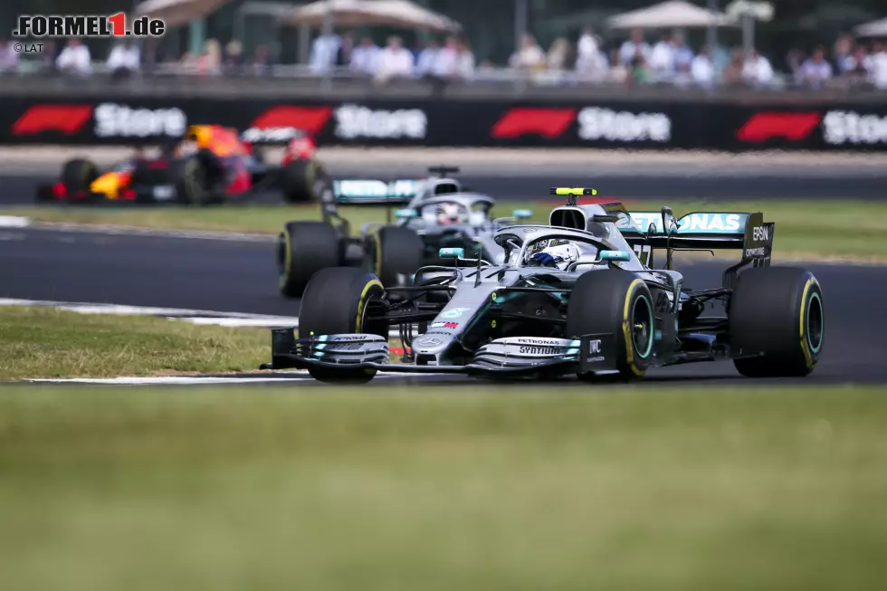 Foto zur News: Valtteri Bottas (Mercedes) und Lewis Hamilton (Mercedes)