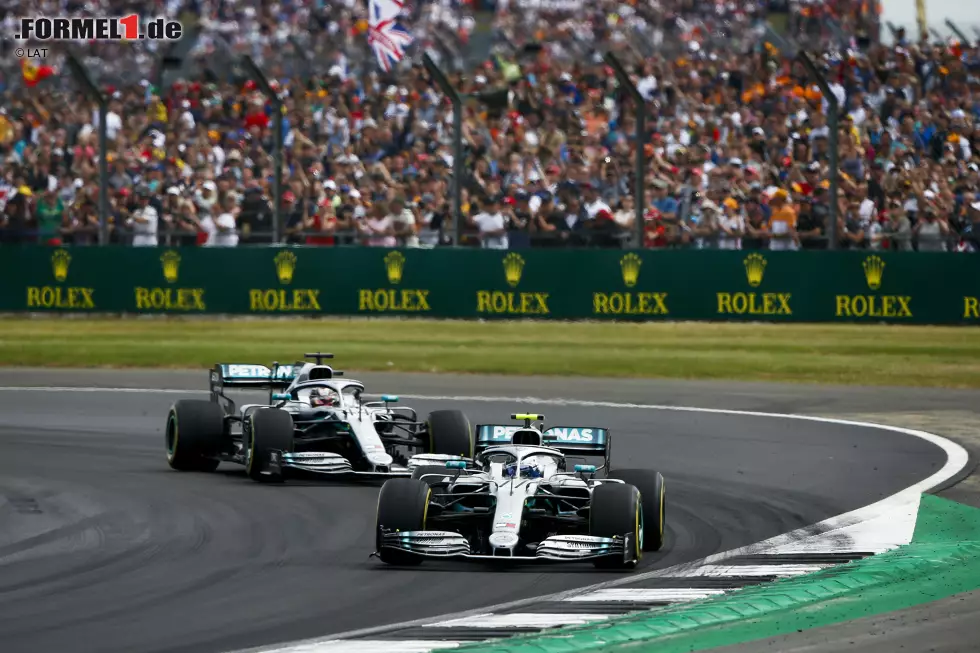 Foto zur News: Valtteri Bottas (Mercedes) und Lewis Hamilton (Mercedes)