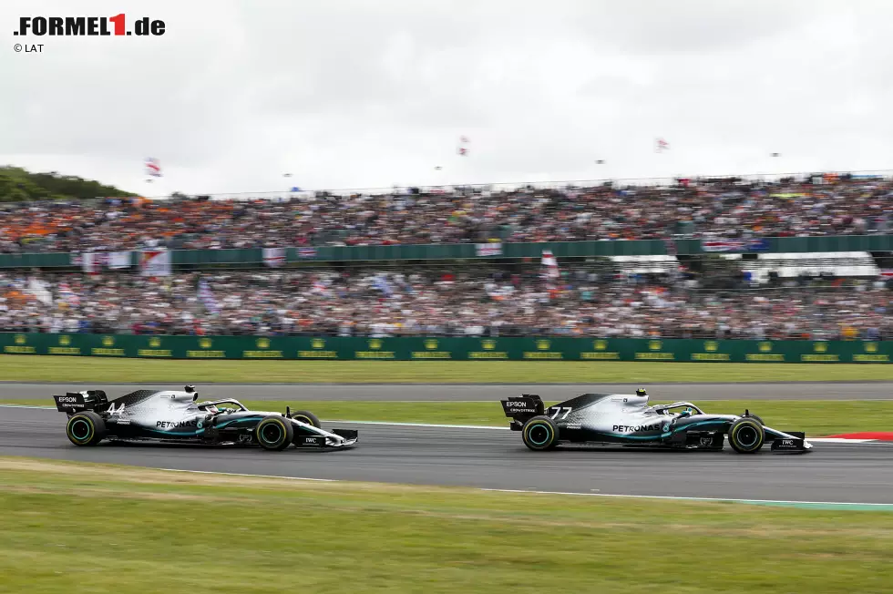 Foto zur News: Valtteri Bottas (Mercedes) und Lewis Hamilton (Mercedes)