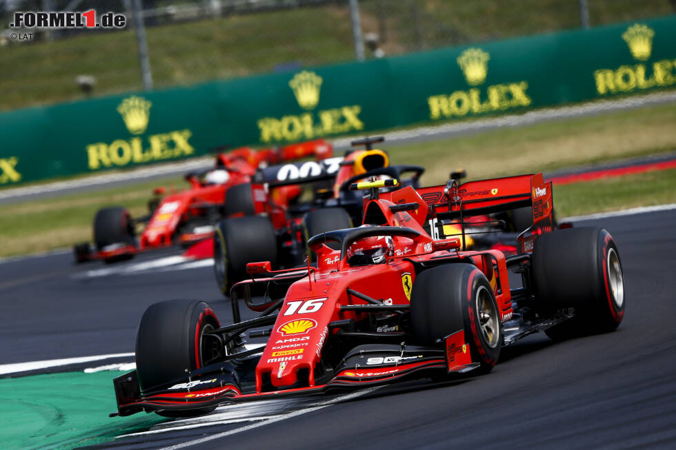 Foto zur News: Charles Leclerc (Ferrari), Max Verstappen (Red Bull) und Sebastian Vettel (Ferrari)
