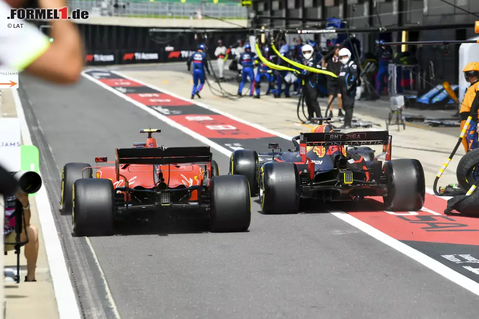 Foto zur News: Das Duell wurde sogar in die Box verlegt. Verstappen schien schon vorbei...