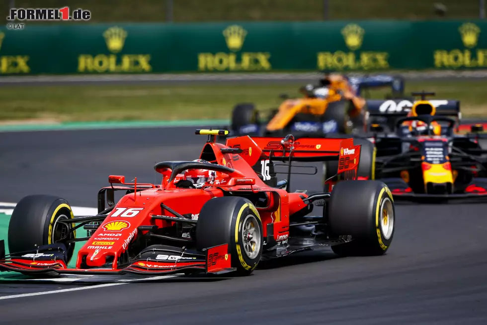 Foto zur News: Der Ferrari-Pilot stand, solange er die Nase vorn hatte, unter Dauerfeuer.