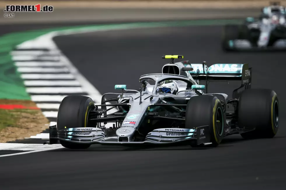 Foto zur News: Valtteri Bottas (Mercedes) und Lewis Hamilton (Mercedes)