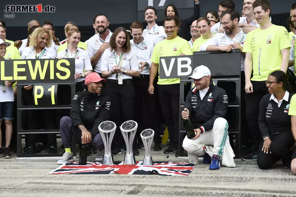 Foto zur News: Lewis Hamilton (Mercedes) und Valtteri Bottas (Mercedes)