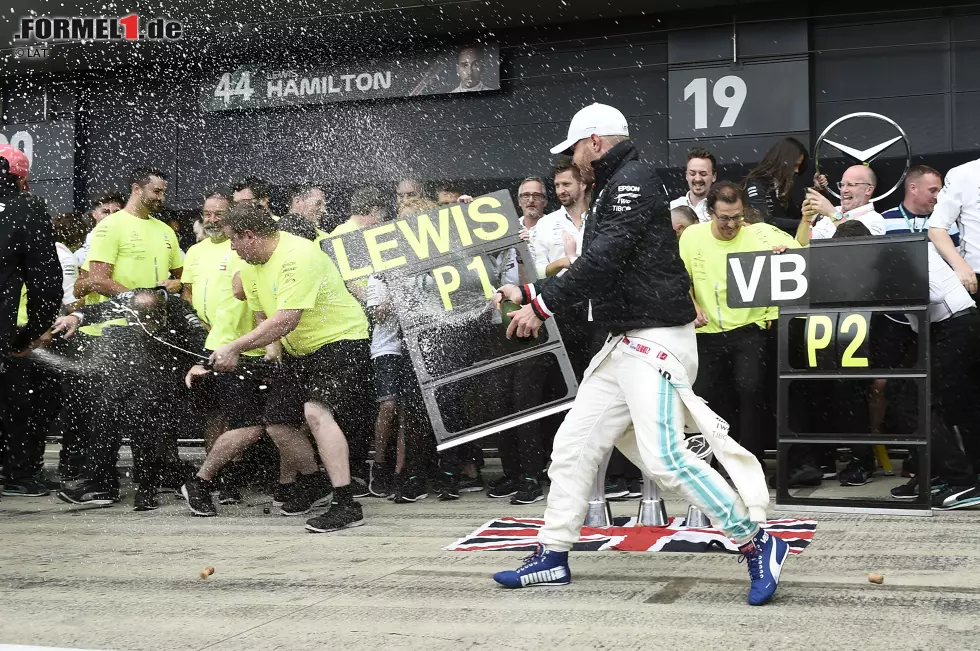 Foto zur News: Lewis Hamilton (Mercedes) und Valtteri Bottas (Mercedes)