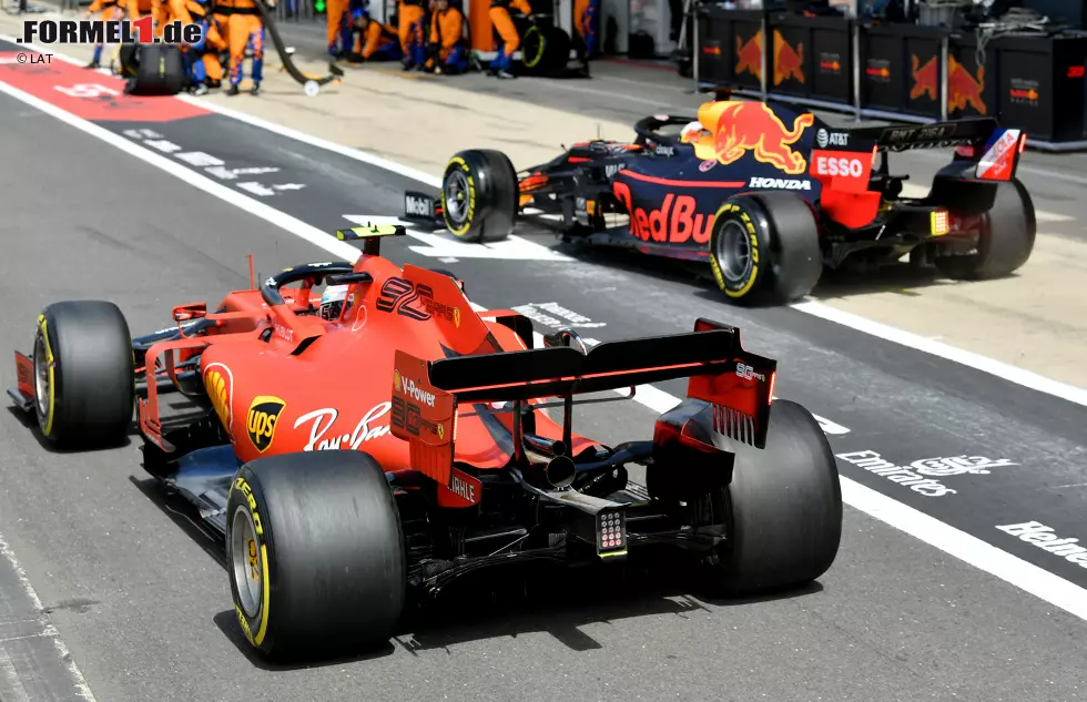 Foto zur News: Max Verstappen (Red Bull) und Charles Leclerc (Ferrari)