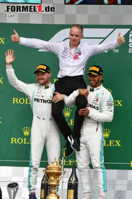 Foto zur News: Valtteri Bottas (Mercedes) und Lewis Hamilton (Mercedes)