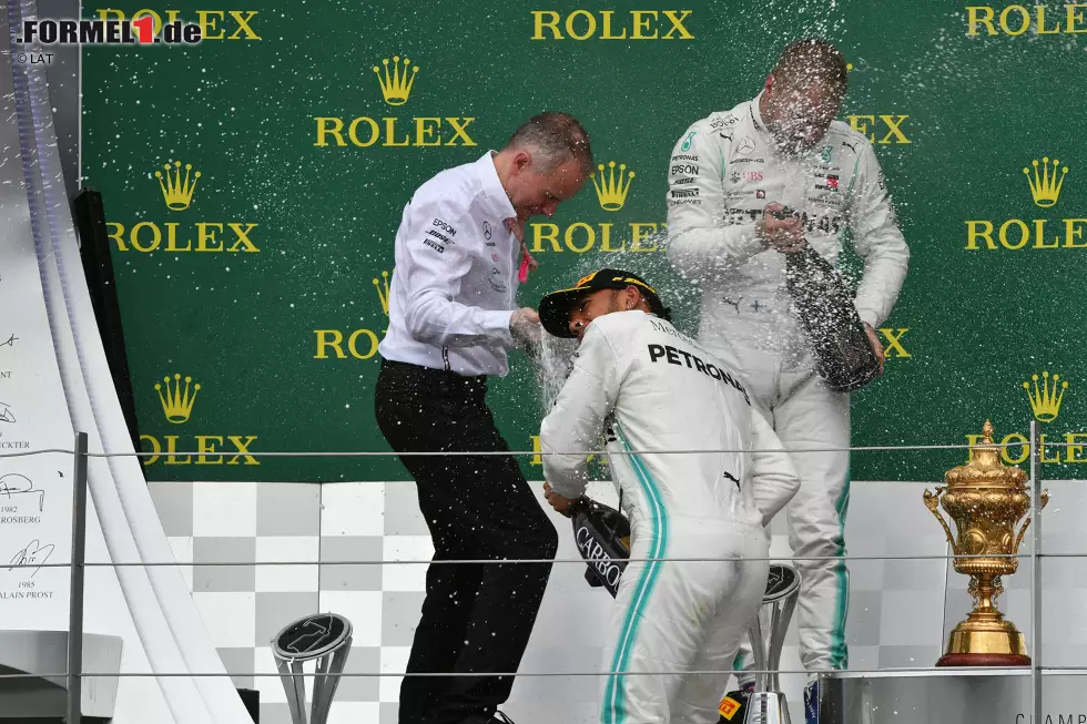 Foto zur News: Valtteri Bottas (Mercedes) und Lewis Hamilton (Mercedes)