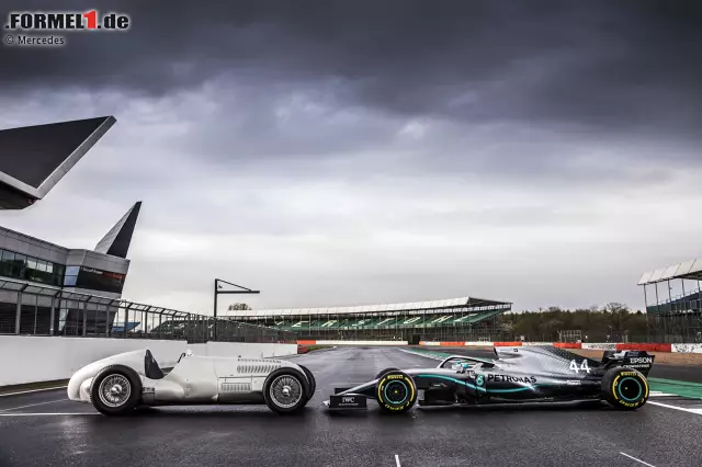 Foto zur News: Damals und heute: Mercedes feiert 125 Jahre Motorsport mit einem Rückblick. Klick dich durch einige Highlights der Motorsport-Geschichte in Silber.