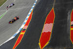 Foto zur News: Pierre Gasly (Red Bull) und Sergio Perez (Racing Point)