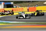 Foto zur News: Lewis Hamilton (Mercedes) vor Nico Hülkenberg (Renault)