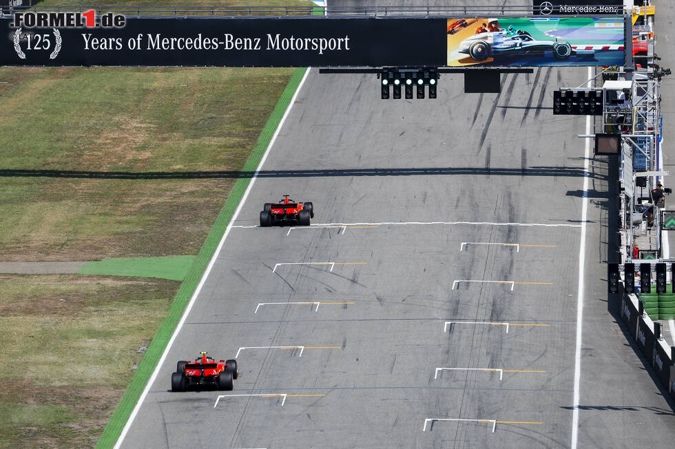 Foto zur News: Sebastian Vettel (Ferrari) und Carlos Sainz (McLaren)
