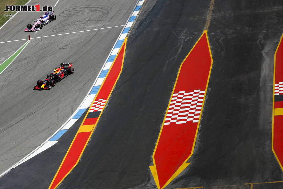 Foto zur News: Pierre Gasly (Red Bull) und Sergio Perez (Racing Point)