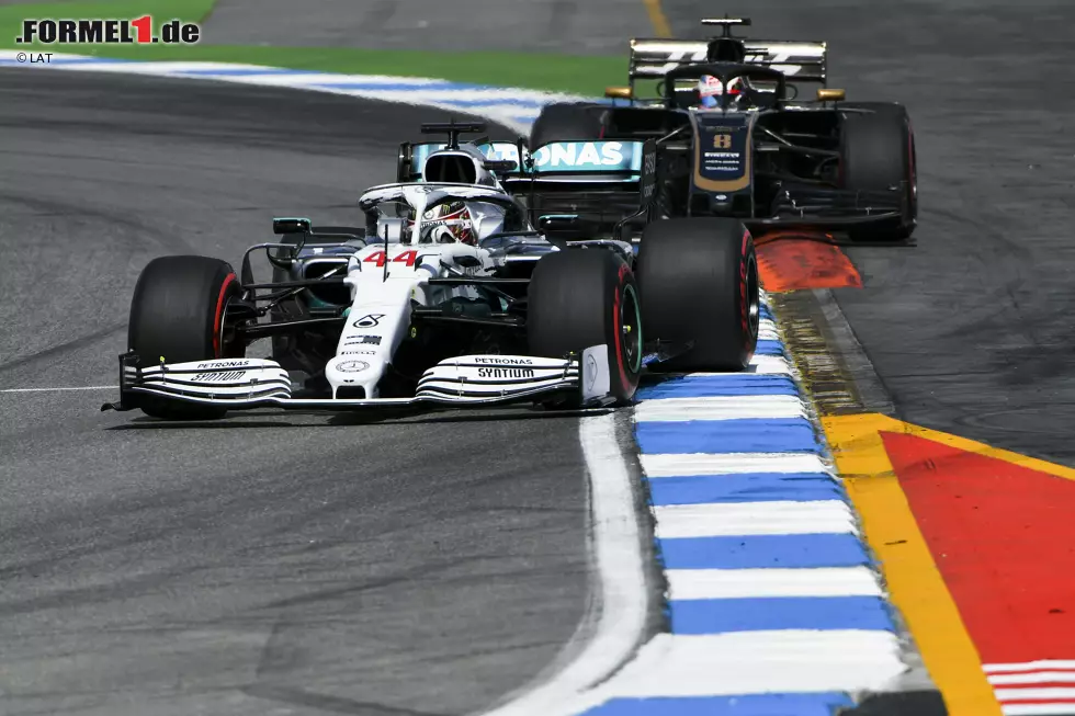 Foto zur News: Lewis Hamilton (Mercedes) und Romain Grosjean (Haas)