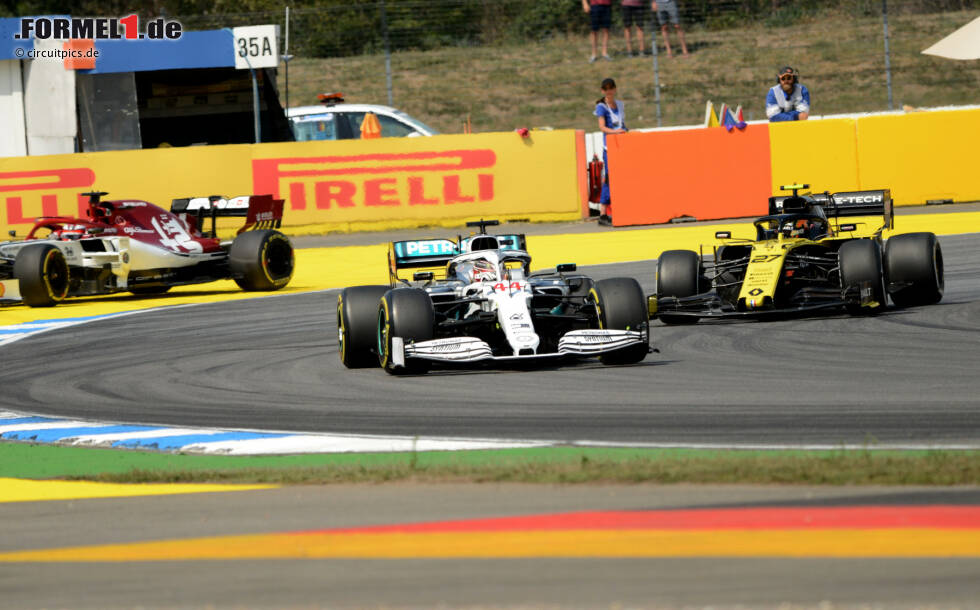 Foto zur News: Lewis Hamilton (Mercedes) vor Nico Hülkenberg (Renault)