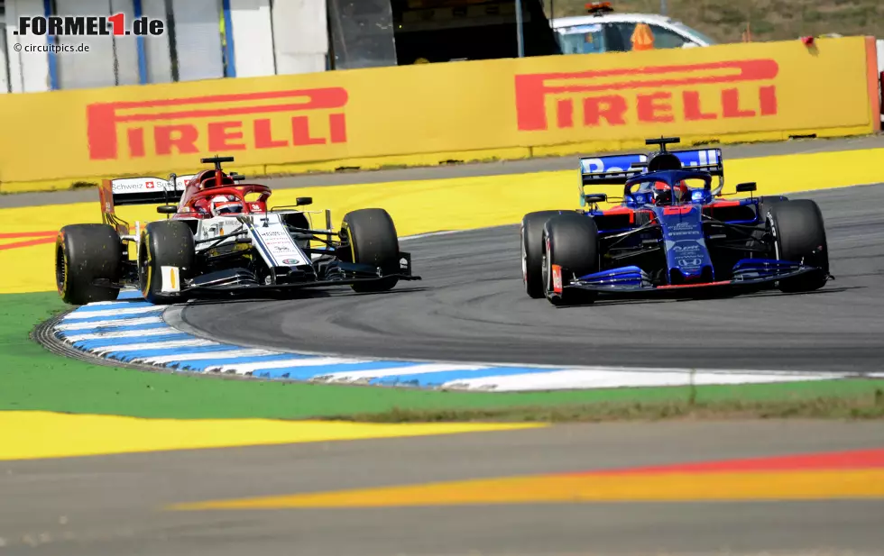 Foto zur News: Kimi Räikkönen (Alfa Romeo) und Daniil Kwjat (Toro Rosso)