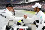 Foto zur News: Valtteri Bottas (Mercedes) und Lewis Hamilton (Mercedes)