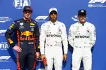 Foto zur News: Max Verstappen (Red Bull), Lewis Hamilton (Mercedes) und Valtteri Bottas (Mercedes)