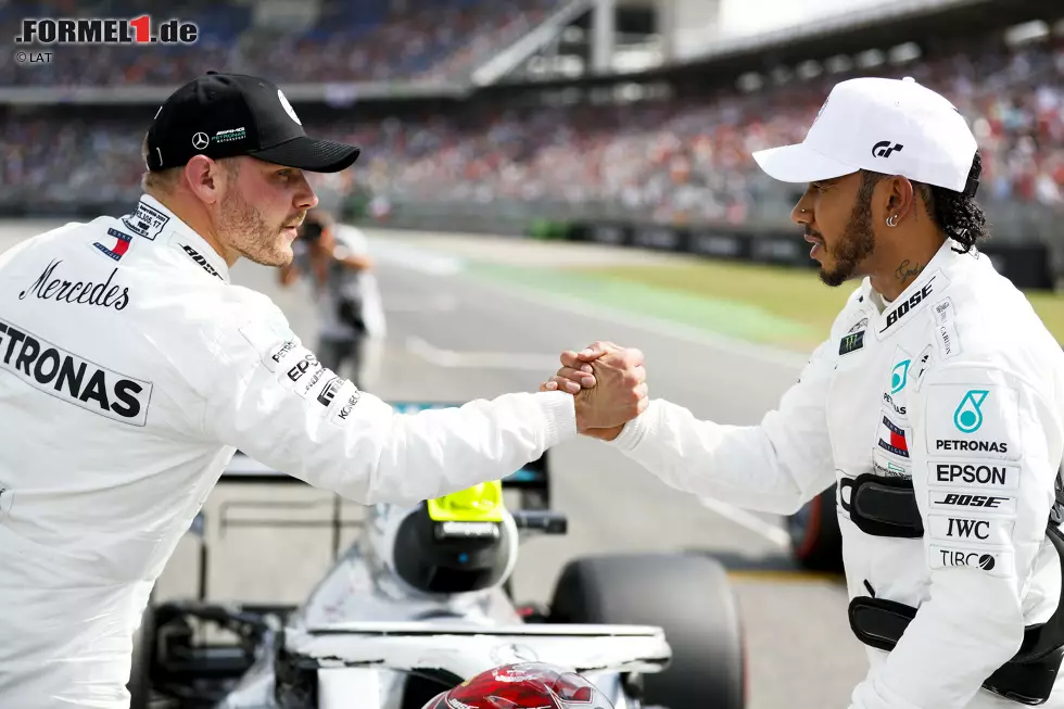 Foto zur News: Valtteri Bottas (Mercedes) und Lewis Hamilton (Mercedes)