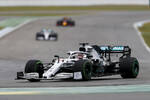 Foto zur News: Lewis Hamilton (Mercedes), Valtteri Bottas (Mercedes) und Max Verstappen (Red Bull)