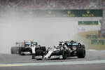 Foto zur News: Lewis Hamilton (Mercedes), Kevin Magnussen (Haas) und Valtteri Bottas (Mercedes)