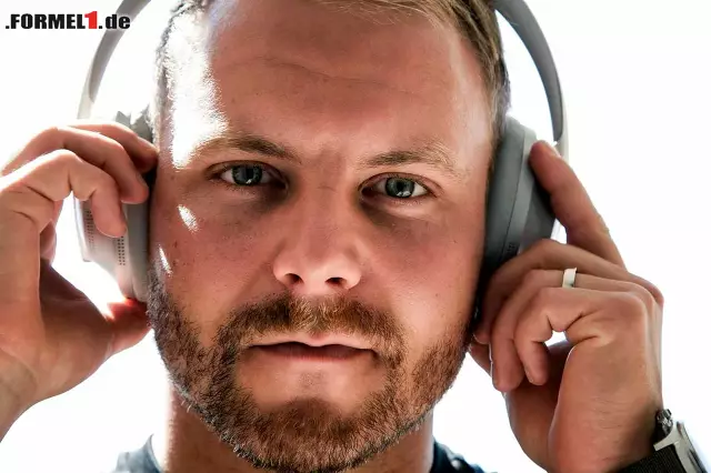 Foto zur News: Valtteri Bottas mit seinen Bose Headphones 700